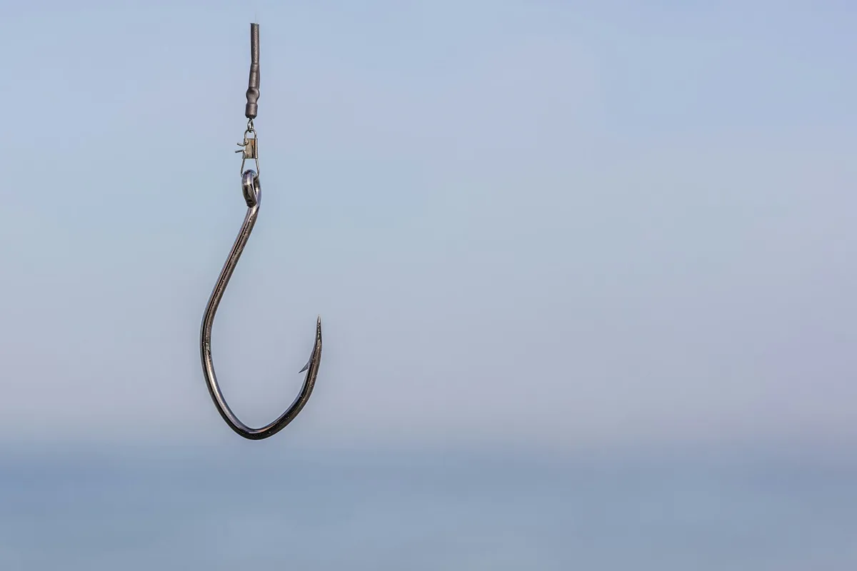 Anzóis de pesca de vários tamanhos pousados lado a lado