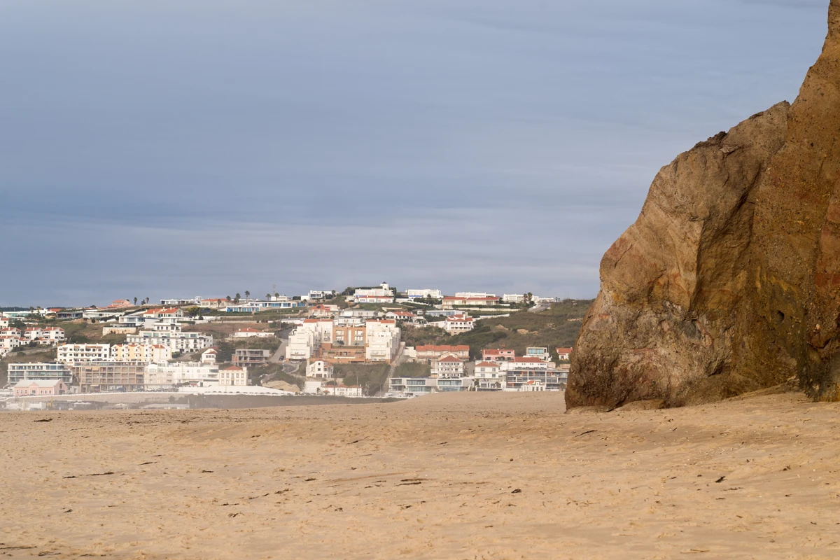 Praia da Foz do Arelho, com a localidade e a arriba; não mostra o plano de água da lagoa