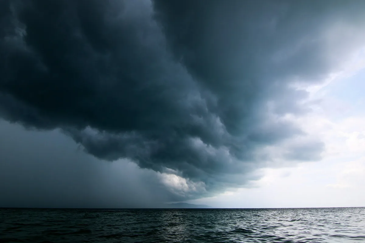 Frente de tempestade a avançar sobre o mar