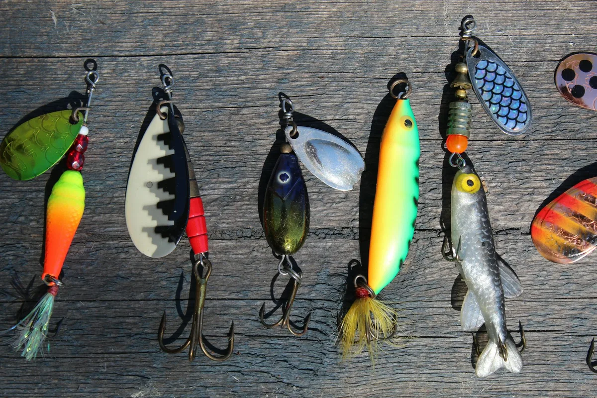 Amostras artificiais de pesca com vários padrões e cores