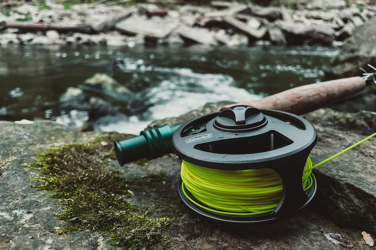Bobina de linha de pesca junto a material de pescaria